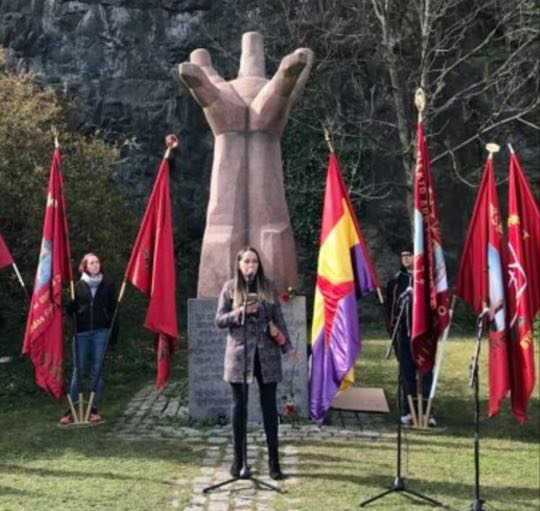 Elena Karlström talar vid La Mano