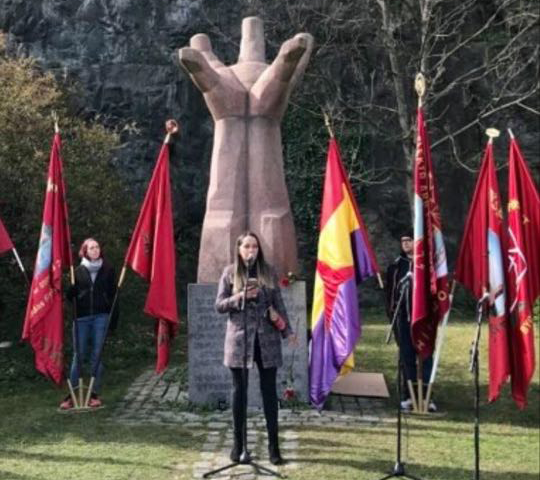 Elena Karlström talar vid La Mano